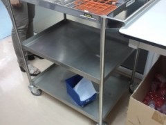 STAINLESS STEEL LAB TROLLEY图3
