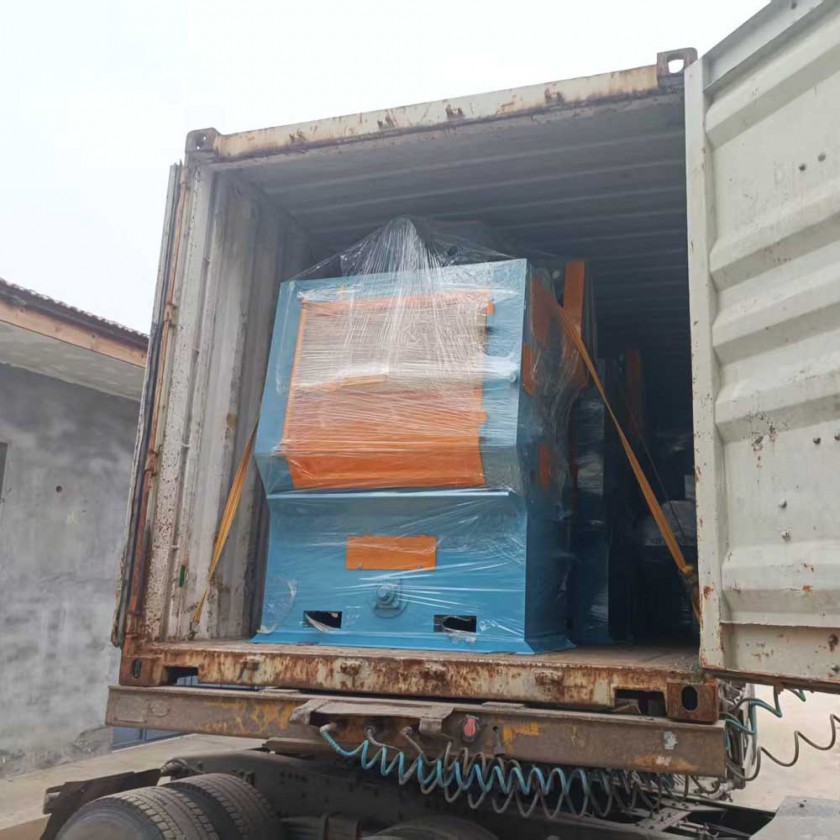 Q326 Tumble Rubber Belt (Crawler Type) Shot Blasting Machine to India for rubber industryͼ5